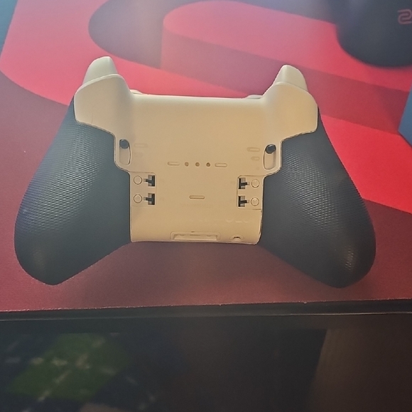 Xbox Wireless Elite Controller Series 2 in White and Black - Picture 2 of 4